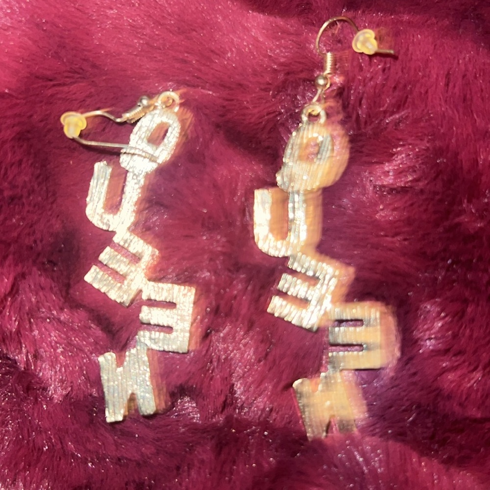 NWOT Gold Tone Queen Bling Earrings - Picture 4 of 4